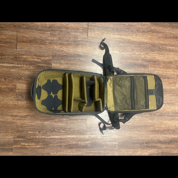 Like new Peter McKinnon X Nomatic camera bag - Picture 5 of 8